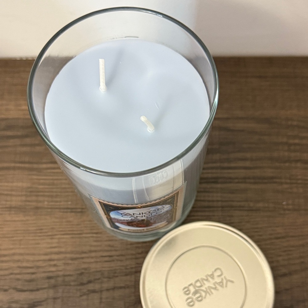Yankee Candle Frosted Tracks Light Blue Jar - Picture 3 of 4